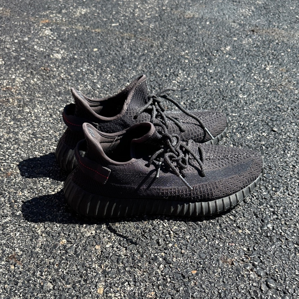 Black YEEZY V2- Static - Picture 4 of 6